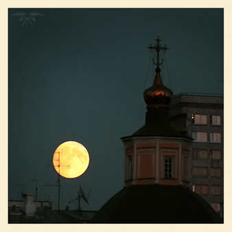 Луна затёртою монеткой висит на тонком волоске...