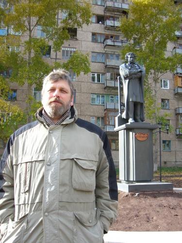 У памятника Пушкину в Братске